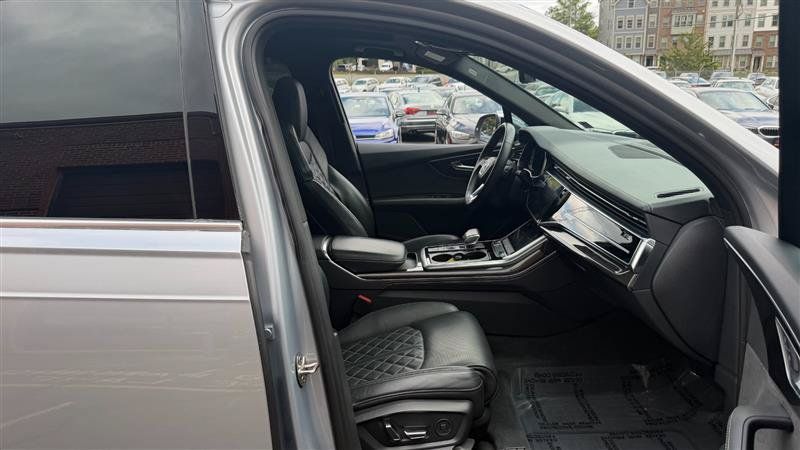 Used 2022 Audi SQ7 Premium Plus w/ SQ7 Executive Package AWD/4WD image 6
