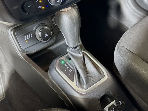 Used 2023 Jeep Renegade Latitude AWD/4WD image 15