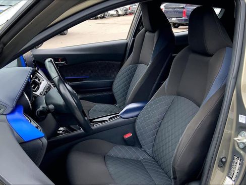 Used 2021 Toyota C-HR XLE image 7