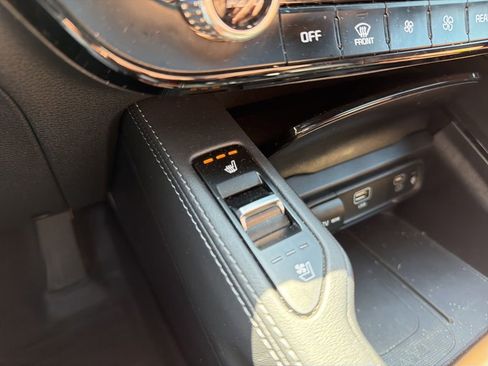 Certified 2023 Kia Telluride EX w/ EX Captain's Chair Package FWD image 8