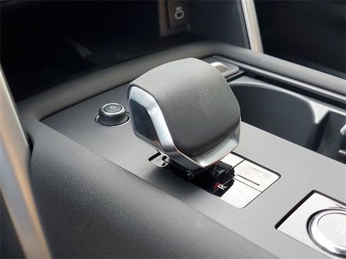 Used 2024 Land Rover Discovery Dynamic SE image 33