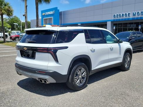 Used 2026 Chevrolet Traverse LT FWD image 4