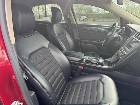 Used 2017 Ford Fusion SE w/ Equipment Group 201A image 16