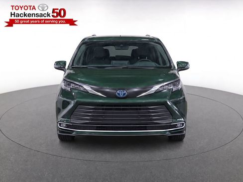 Used 2024 Toyota Sienna XLE FWD image 5