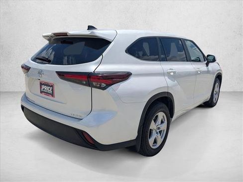 Used 2024 Toyota Highlander LE AWD/4WD image 5