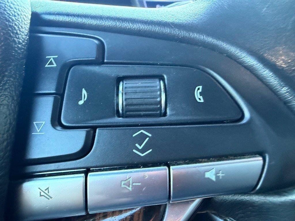 Used 2021 Cadillac Escalade Premium Luxury AWD/4WD image 16