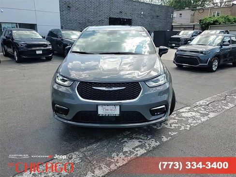 New 2025 Chrysler Pacifica Select image 2