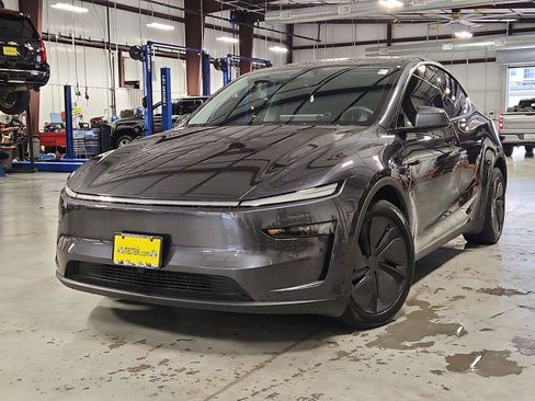 Used 2026 Tesla Model Y Long Range AWD/4WD image 1