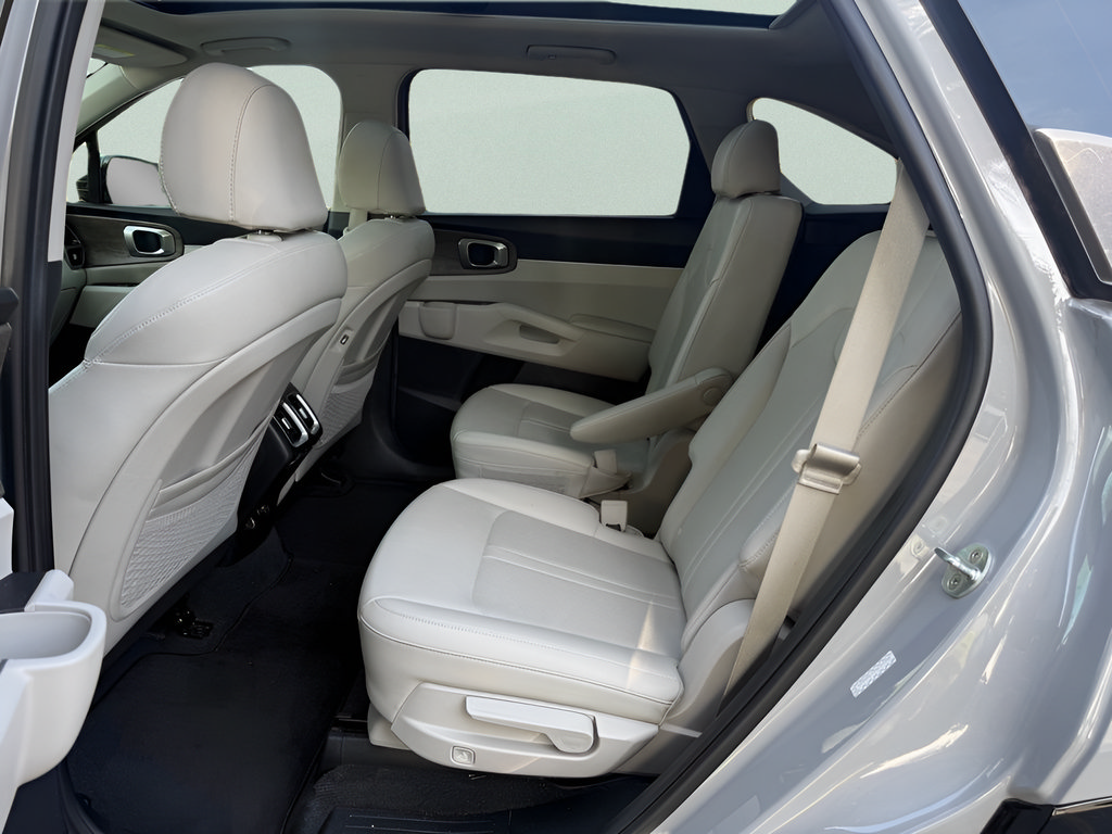 Used 2022 Kia Sorento EX w/ Panoramic Sunroof Package FWD image 11