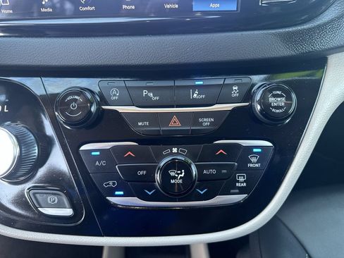 Used 2024 Chrysler Pacifica Touring-L FWD image 28