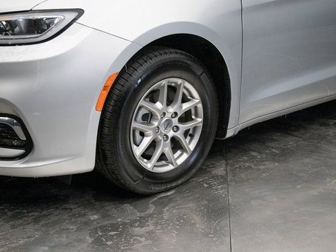 Used 2024 Chrysler Pacifica Touring-L image 7