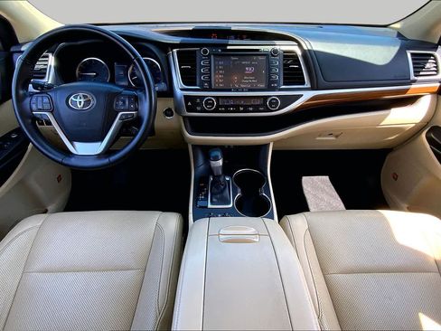 Used 2019 Toyota Highlander Limited FWD image 16