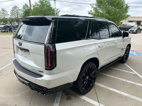 Used 2025 Cadillac Escalade V w/ LPO, ONYX Package image 4