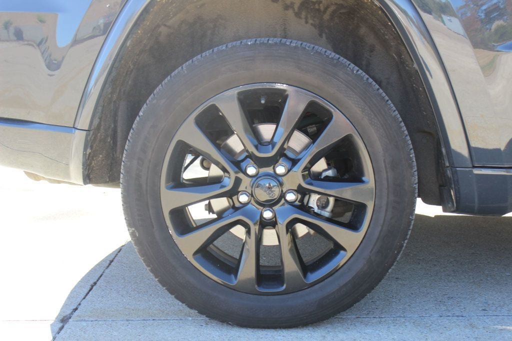 Used 2017 Jeep Grand Cherokee Altitude AWD/4WD image 10