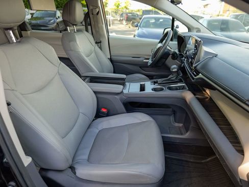 Used 2023 Toyota Sienna Limited AWD/4WD image 34