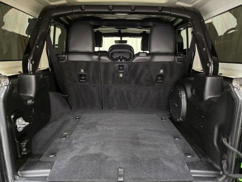 Used 2019 Jeep Wrangler Unlimited Sahara w/ Uconnect 4C Nav & Sound Group AWD/4WD image 33