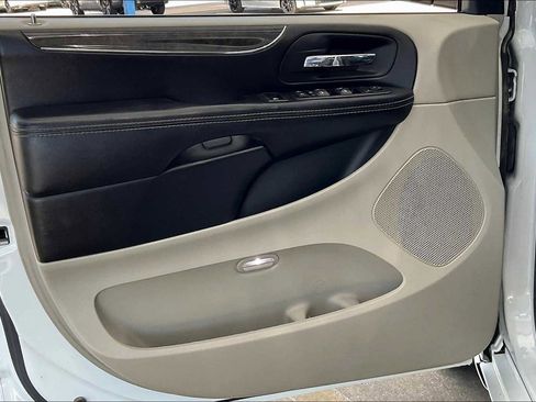 Used 2014 Chrysler Town & Country Touring image 20