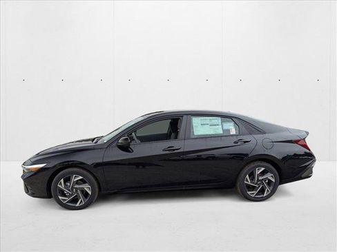 New 2025 Hyundai Elantra SEL image 5