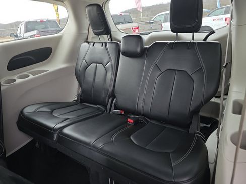 Used 2024 Chrysler Pacifica Select image 15