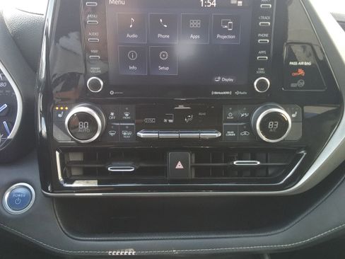 Used 2021 Toyota Highlander XLE AWD/4WD image 22