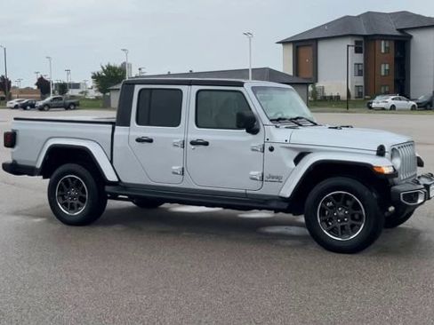 Used 2022 Jeep Gladiator Overland w/ Cold Weather Group AWD/4WD image 2