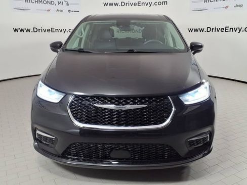Used 2023 Chrysler Pacifica Touring-L FWD image 2