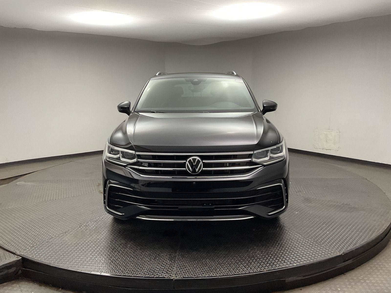 Used 2023 Volkswagen Tiguan SEL R-Line AWD/4WD image 2