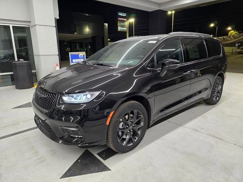 New 2026 Chrysler Pacifica Limited w/ S Appearance Package AWD/4WD image 2