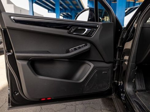 Certified 2025 Porsche Macan image 27