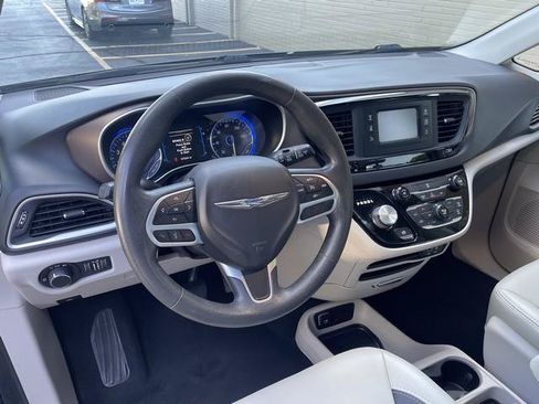 Used 2017 Chrysler Pacifica LX FWD image 12