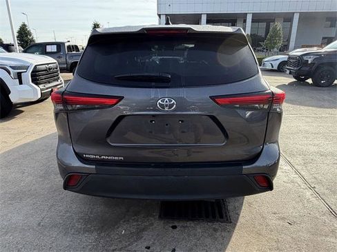 Certified 2022 Toyota Highlander L image 6