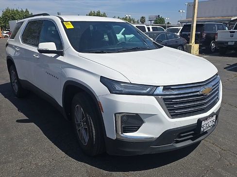 Used 2023 Chevrolet Traverse LT image 2