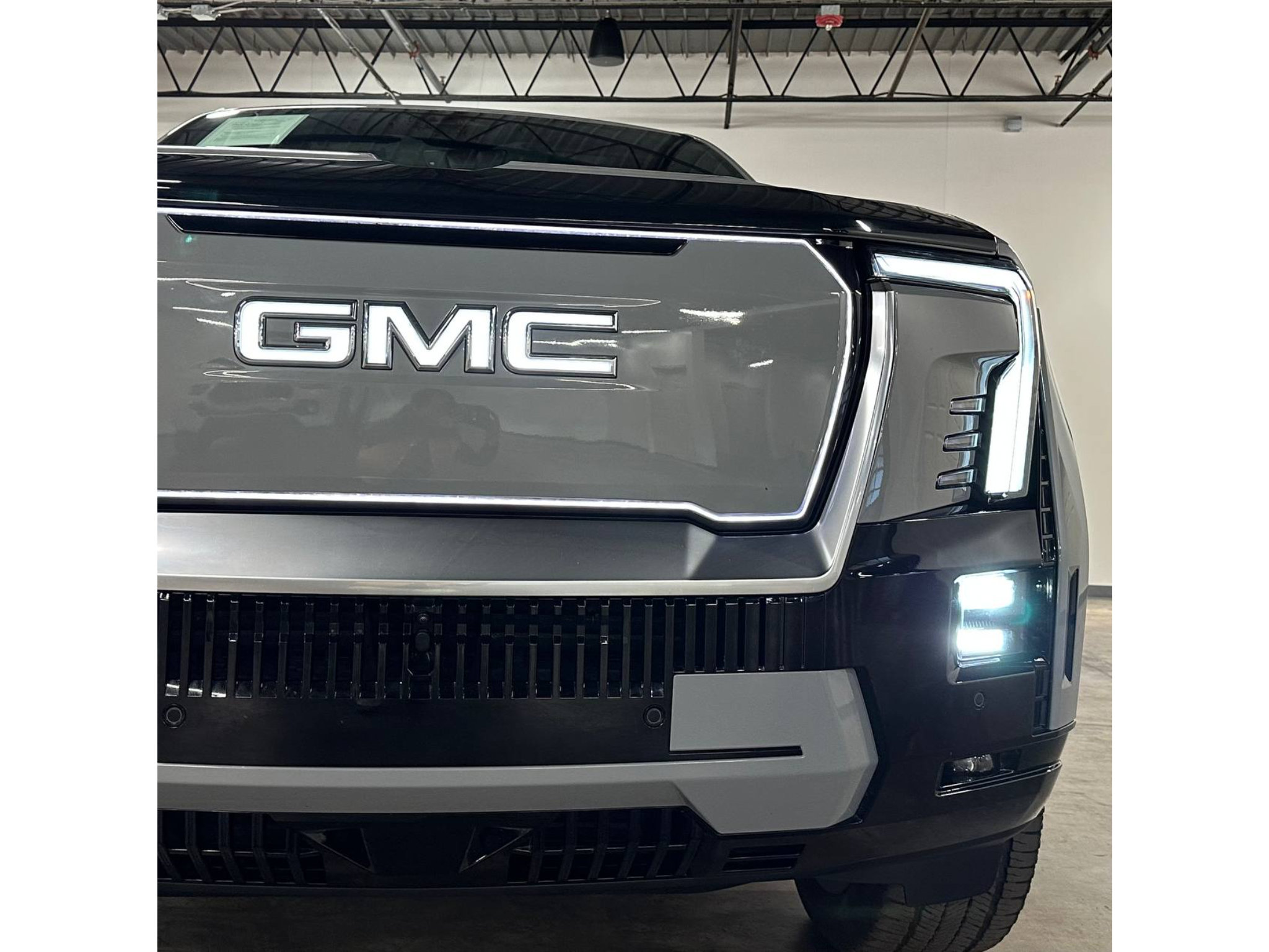 Used 2024 GMC Sierra EV Denali AWD/4WD image 5