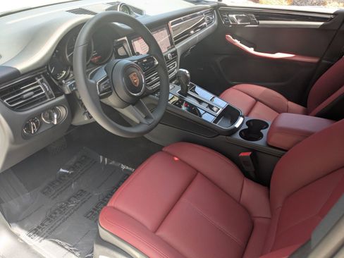 Used 2025 Porsche Macan image 4