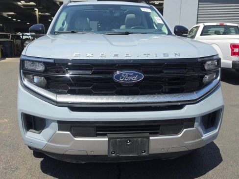 Used 2025 Ford Expedition Platinum w/ Driver's Package AWD/4WD image 2