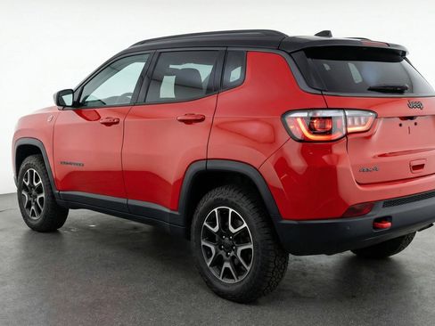 Used 2025 Jeep Compass Trailhawk image 5