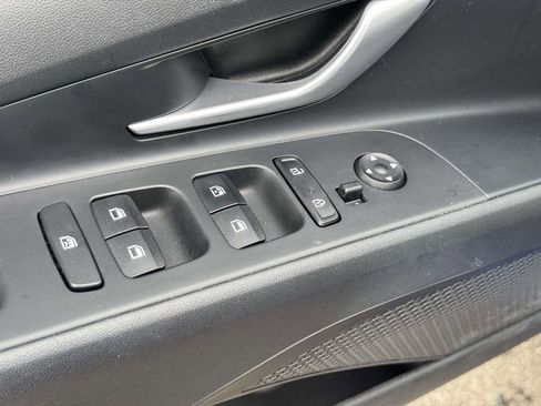 Used 2023 Hyundai Elantra SEL image 15