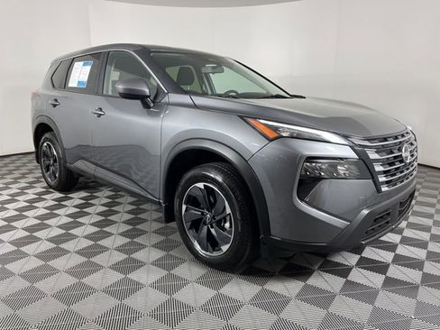 Used 2024 Nissan Rogue SV image 2
