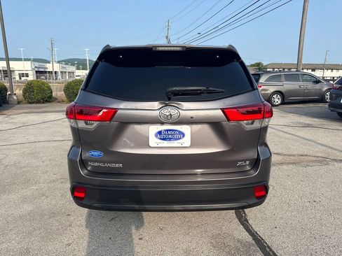 Used 2019 Toyota Highlander XLE FWD image 4