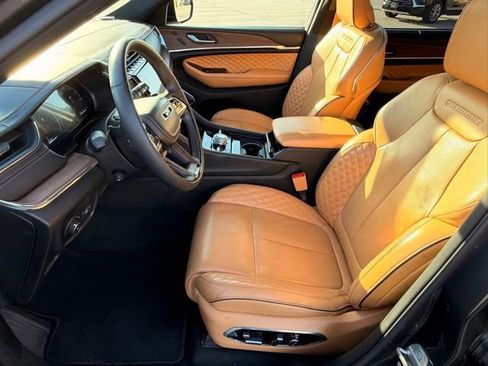 Used 2024 Jeep Grand Cherokee L Summit w/ Luxury Tech Group V AWD/4WD image 13