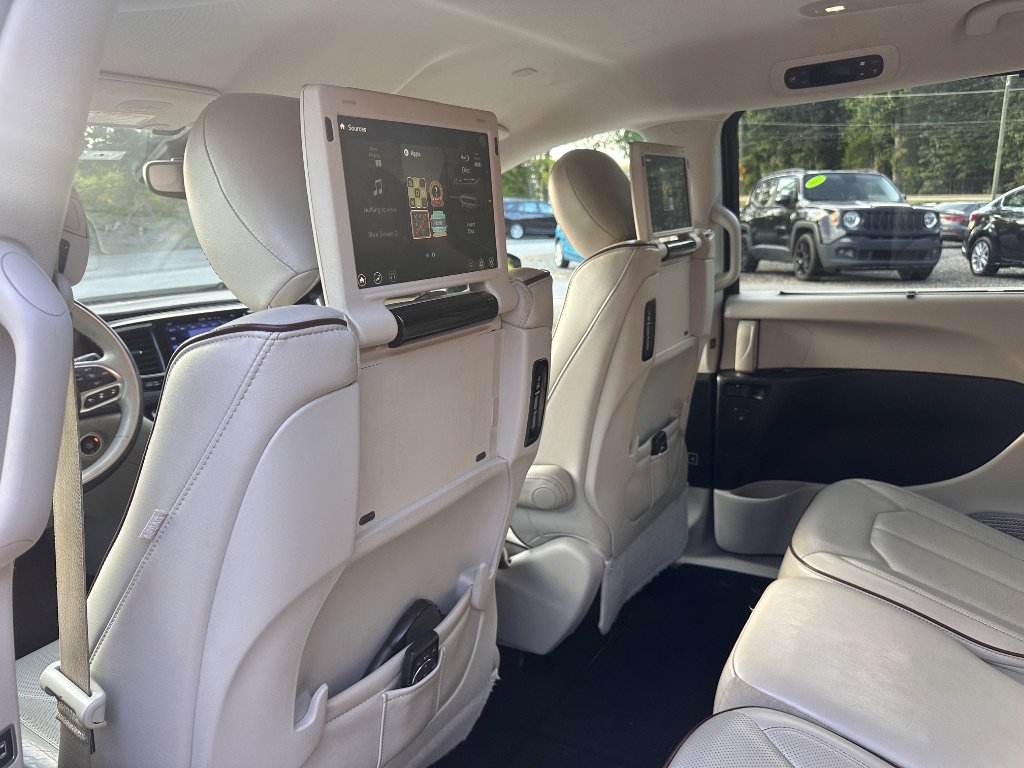 Used 2017 Chrysler Pacifica Limited w/ UConnect Theater Package FWD image 16