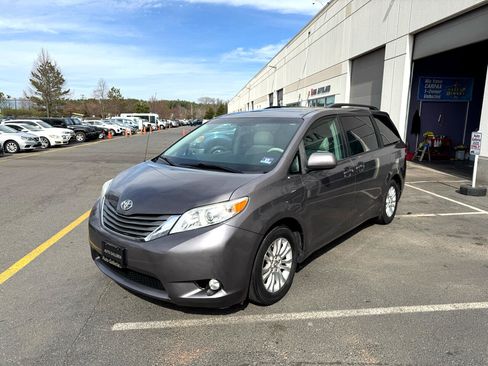 Used 2011 Toyota Sienna Limited image 28