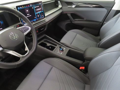 New 2026 Volkswagen Tiguan SE FWD image 21