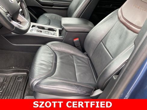 Used 2020 Ford Explorer Platinum w/ Premium Technology Package image 17