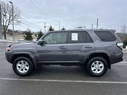 Used 2018 Toyota 4Runner SR5 image 2