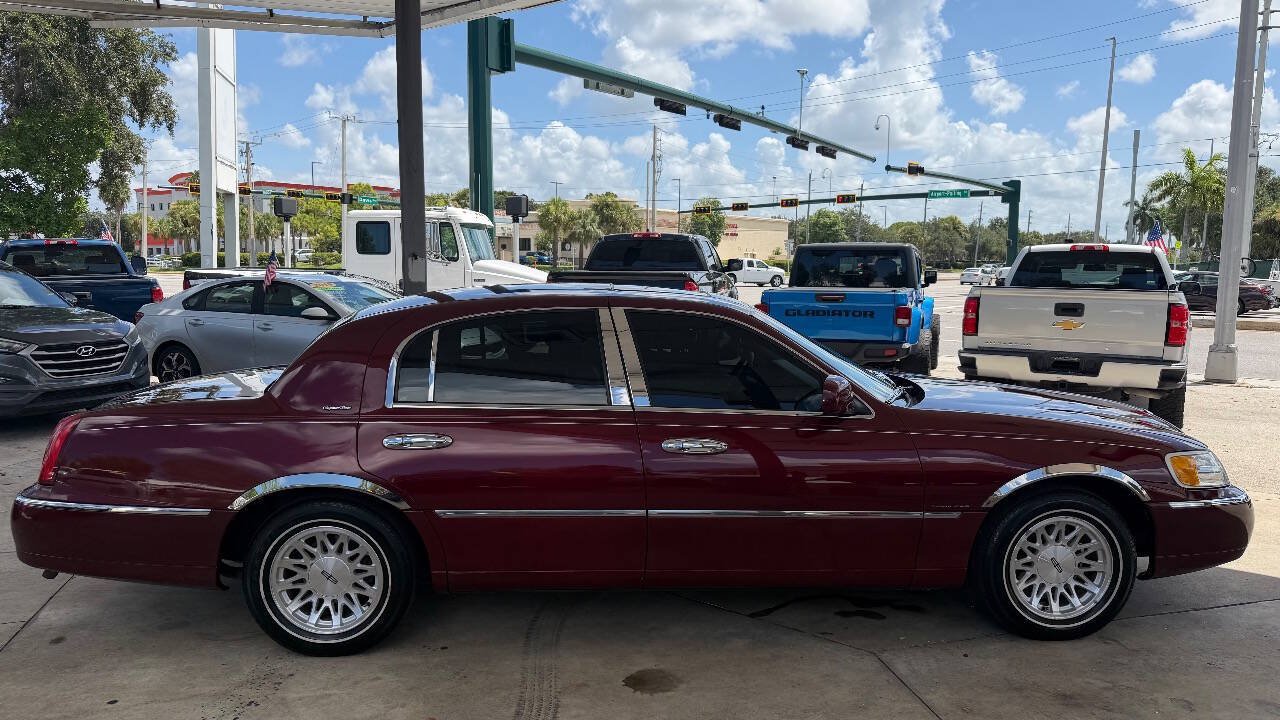 Used 1999 Lincoln Town Car Signature RWD image 4