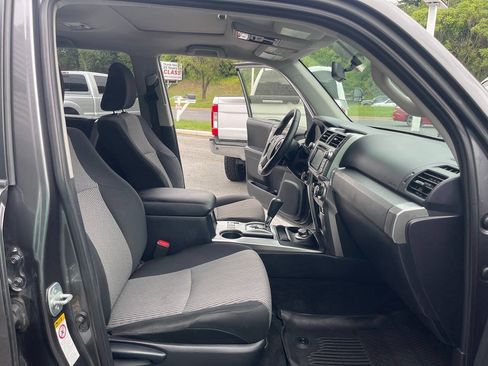 Used 2017 Toyota 4Runner SR5 AWD/4WD image 34