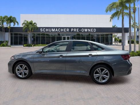 Used 2024 Volkswagen Jetta SE FWD image 4