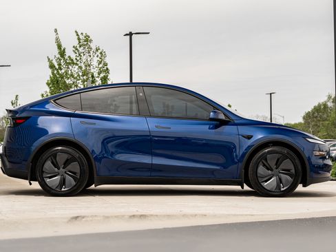 Used 2026 Tesla Model Y Long Range AWD/4WD image 3