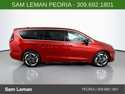 New 2027 Chrysler Pacifica Limited FWD image 8